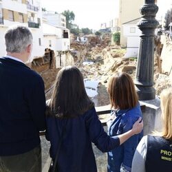 Los Reyes Felipe y Letizia observan el desastre causado por la DANA en Chiva, Valencia