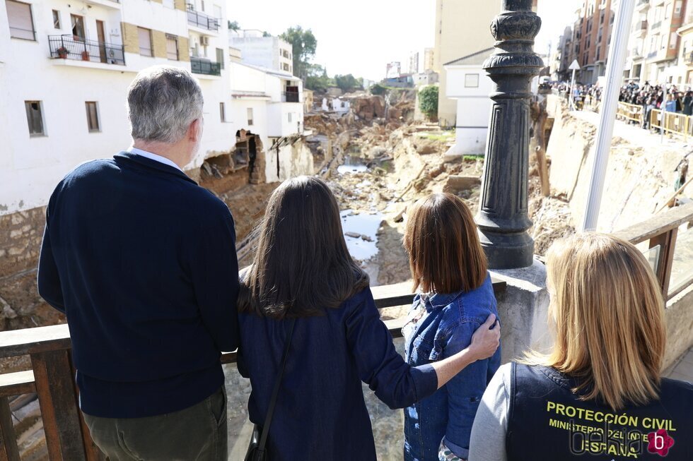 Los Reyes Felipe y Letizia observan el desastre causado por la DANA en Chiva, Valencia