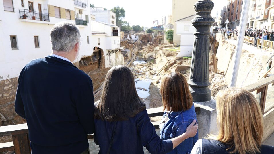 Los Reyes Felipe y Letizia observan el desastre causado por la DANA en Chiva, Valencia