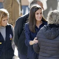 La Reina Letizia habla con vecinos de Utiel durante su visita