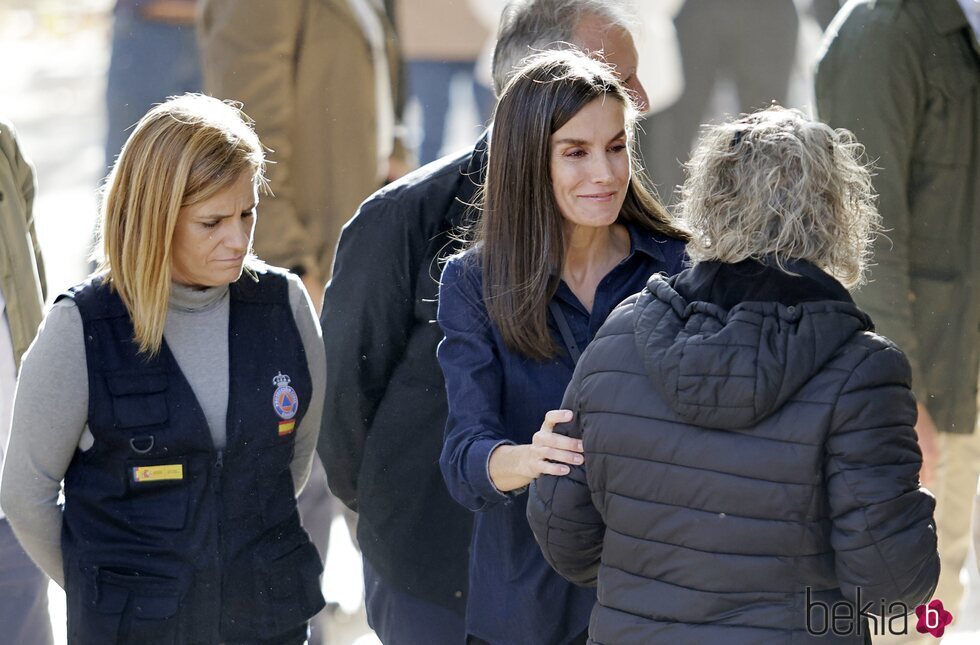 La Reina Letizia habla con vecinos de Utiel durante su visita