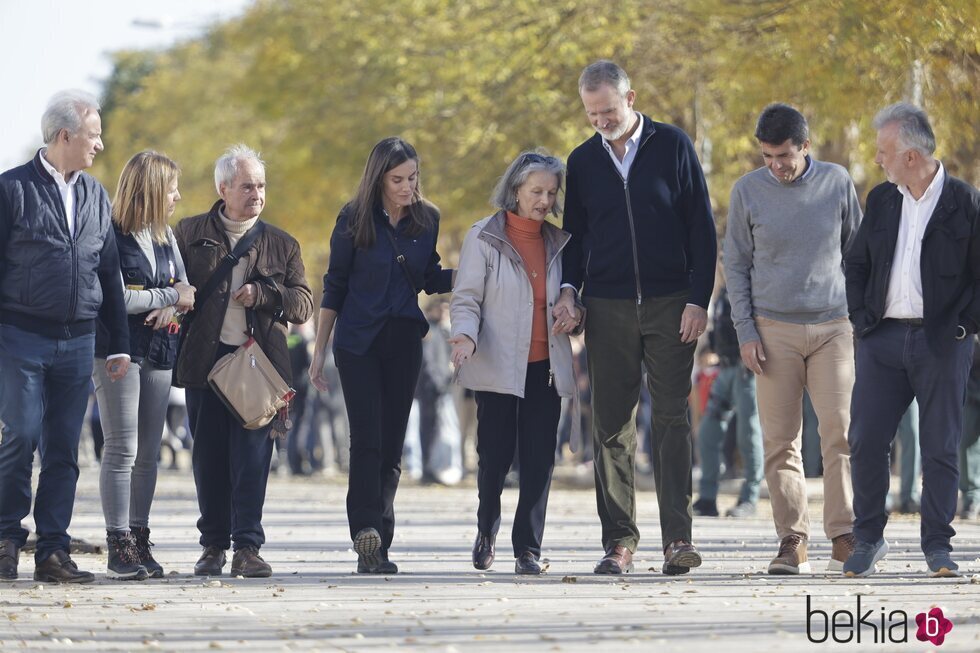 Los Reyes Felipe y Letizia recorriendo Utiel tras la DANA