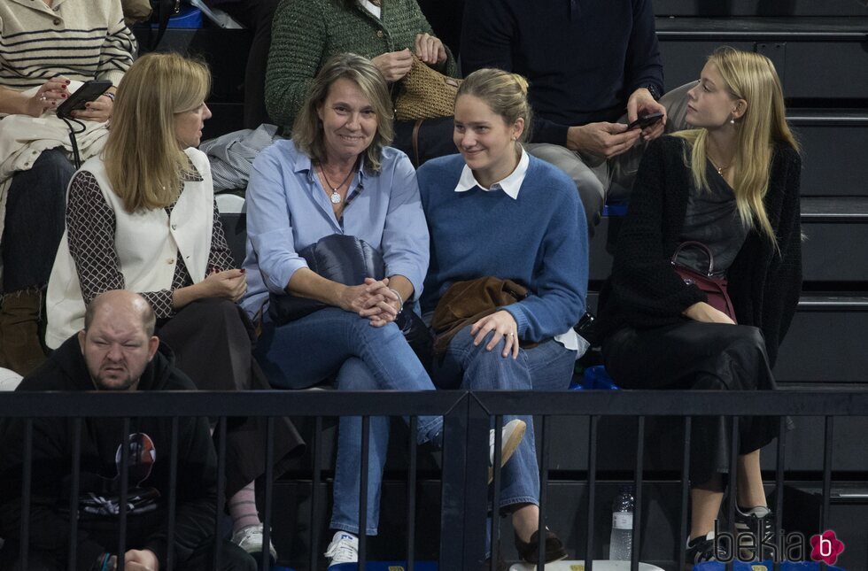 La Infanta Cristina e Irene Urdangarin en un partido de Pablo Urdangarin en Granollers