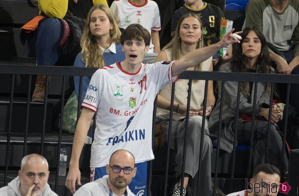 Pablo Urdangarin, Irene Urdangarin y Johanna Zott en un partido de balonmano en Granollers