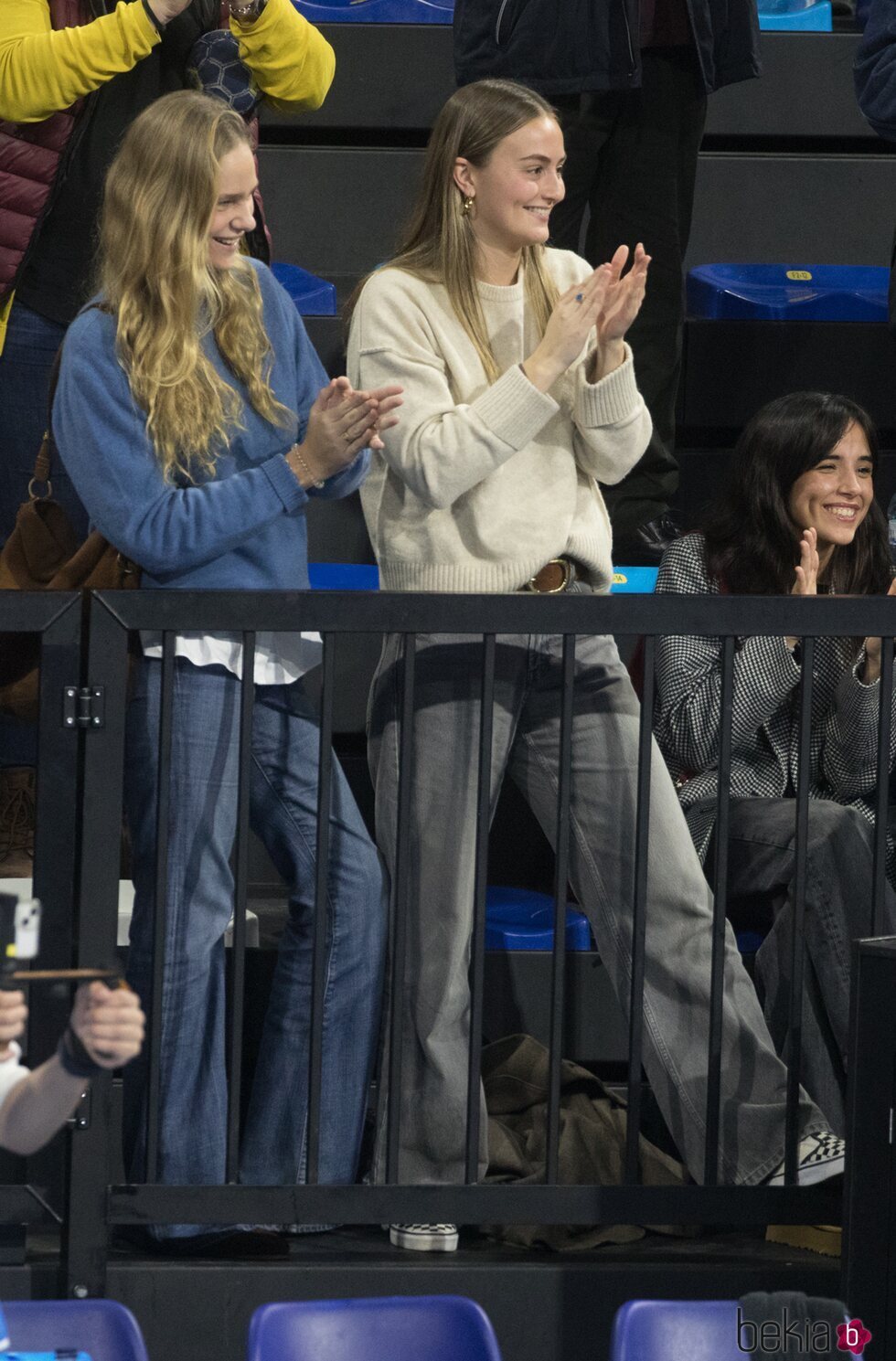 Irene Urdangarin y Johanna Zott aplaudiendo en un partido de Pablo Urdangarin en Granollers