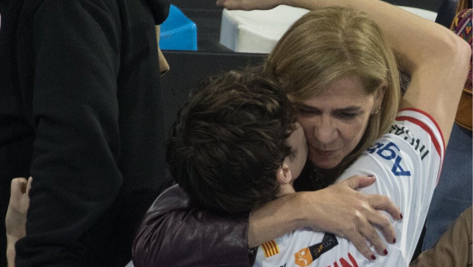 La Infanta Cristina abraza a su hijo Pablo Urdangarin tras su victoria con el Granollers