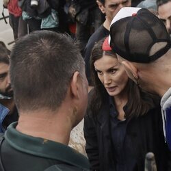 La Reina Letizia con su escolta herido en la visita de Paiporta