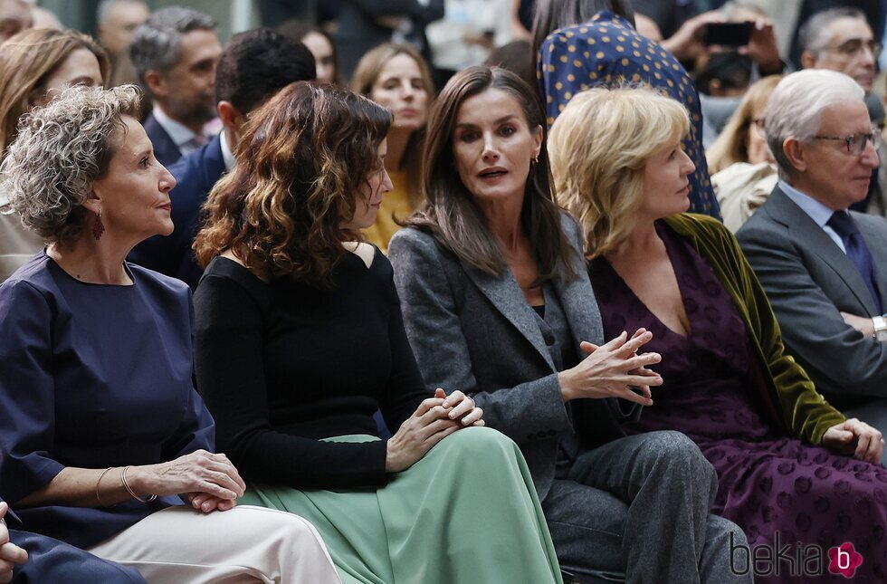 La Reina Letizia hablando con Isabel Díaz Ayuso en los premios de la Asociación de la Prensa