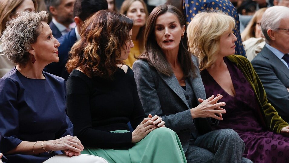 La Reina Letizia hablando con Isabel Díaz Ayuso en los premios de la Asociación de la Prensa