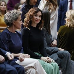 Isabel Díaz Ayuso con la Reina Letizia mirando hacia otro lado en los premios de la Asociación de la Prensa