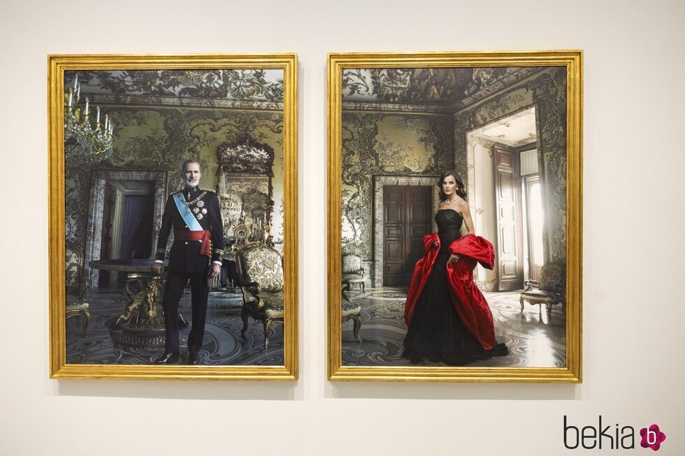 Fotografía de los retratos de los Reyes Felipe y Letizia realizados por Annie Leibovitz