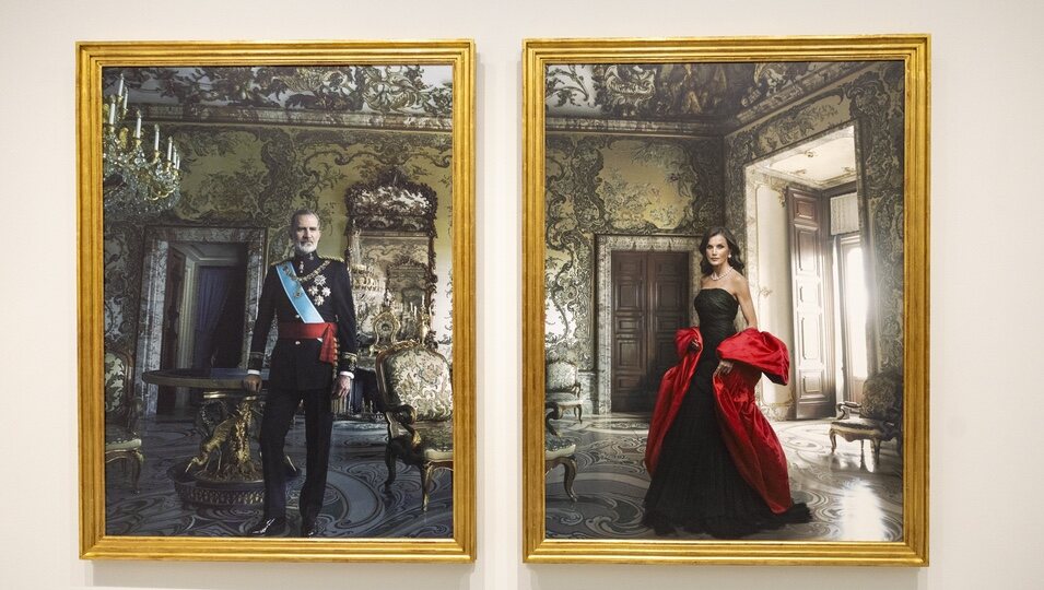 Fotografía de los retratos de los Reyes Felipe y Letizia realizados por Annie Leibovitz