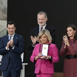 Terelu recoge la Medalla de Oro al Mérito en las Bellas Artes en nombre de María Teresa Campos