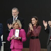 Terelu recoge la Medalla de Oro al Mérito en las Bellas Artes en nombre de María Teresa Campos