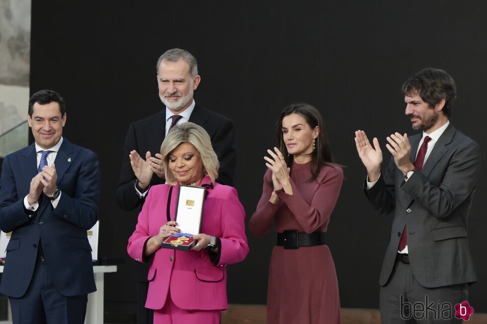 Terelu recoge la Medalla de Oro al Mérito en las Bellas Artes en nombre de María Teresa Campos