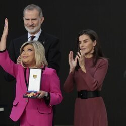 Terelu manda un beso al cielo tras recoger la Medalla de Oro al Mérito en las Bellas Artes en nombre de su madre