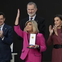 Terelu manda un beso al cielo tras recoger la Medalla de Oro al Mérito en las Bellas Artes en nombre de su madre