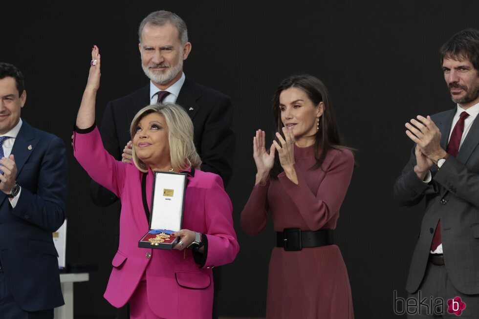 Terelu manda un beso al cielo tras recoger la Medalla de Oro al Mérito en las Bellas Artes en nombre de su madre