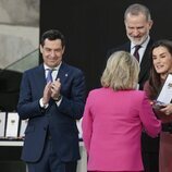 Terelu recoge de manos de la Reina Letizia la Medalla al Mérito de las Bellas Artes en nombre de su madre