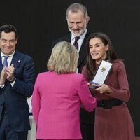 Terelu recoge de manos de la Reina Letizia la Medalla al Mérito de las Bellas Artes en nombre de su madre