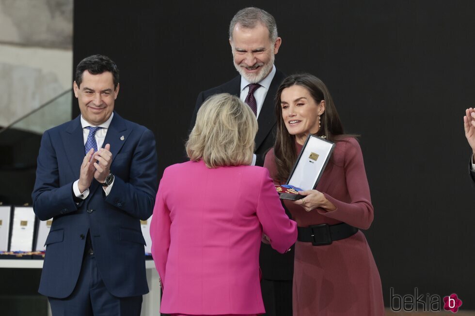 Terelu recoge de manos de la Reina Letizia la Medalla al Mérito de las Bellas Artes en nombre de su madre