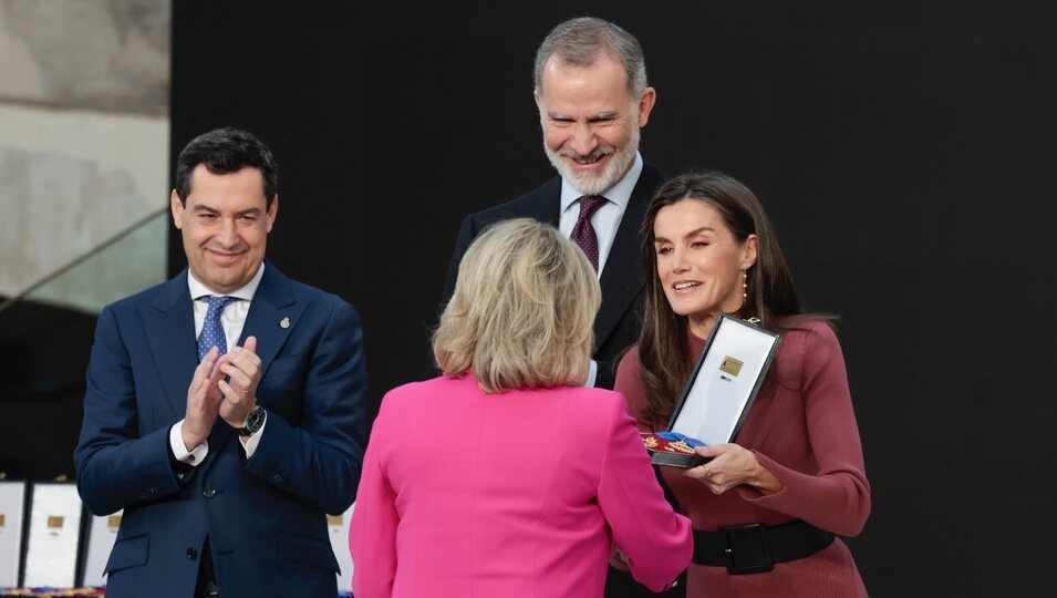 Terelu recoge la Medalla al Mérito en las Bellas Artes de manos de la Reina Letizia en nombre de su madre