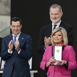 Terelu Campos, sonriente con la Medalla de Oro al Mérito en las Bellas Artes de su madre