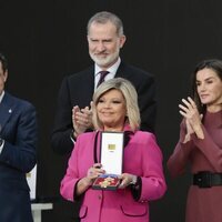 Terelu Campos, sonriente con la Medalla de Oro al Mérito en las Bellas Artes de su madre