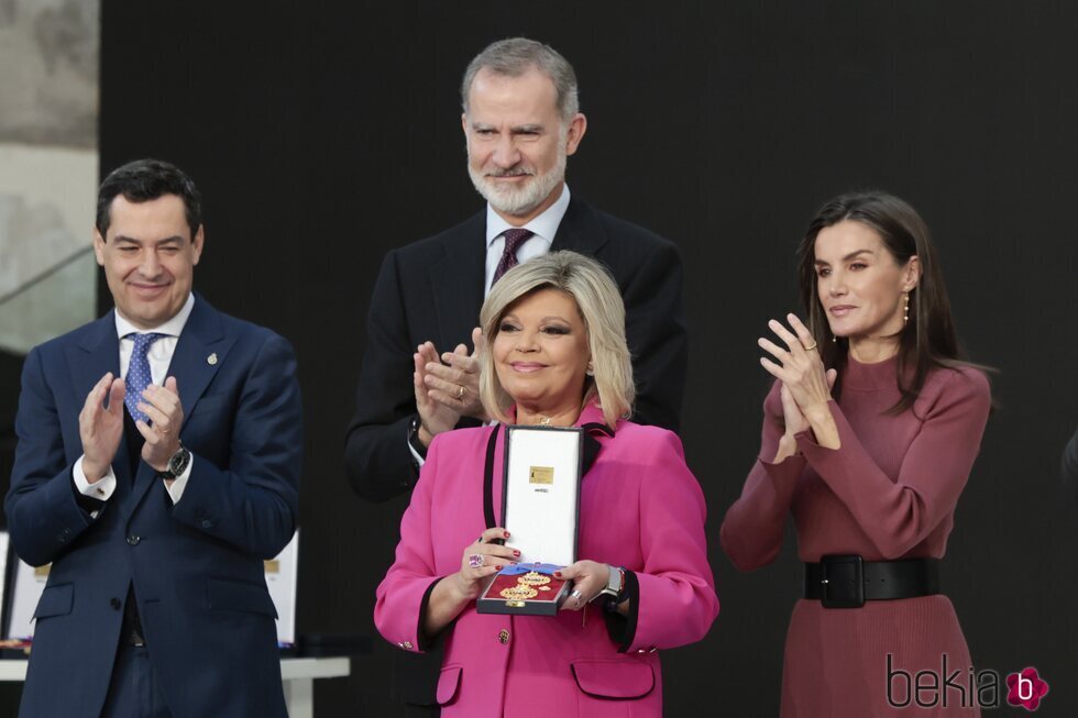 Terelu Campos, sonriente con la Medalla de Oro al Mérito en las Bellas Artes de su madre