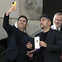 Estopa se hacen una foto con los Reyes al recibir la Medalla de Oro al Mérito en las Bellas Artes