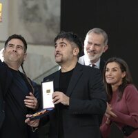 Estopa se hacen una foto con los Reyes al recibir la Medalla de Oro al Mérito en las Bellas Artes