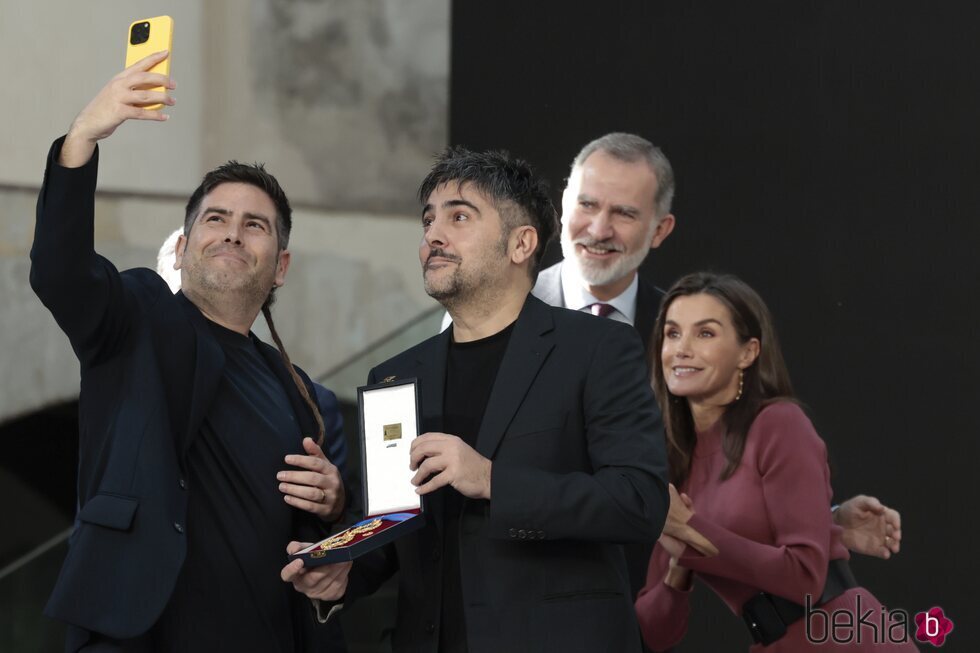 Estopa se hacen una foto con los Reyes al recibir la Medalla de Oro al Mérito en las Bellas Artes