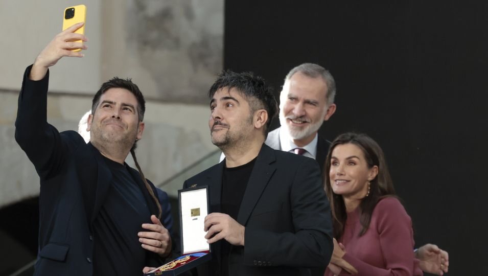 Estopa se hace una foto con los Reyes al recibir la Medalla de Oro al Mérito en las Bellas Artes