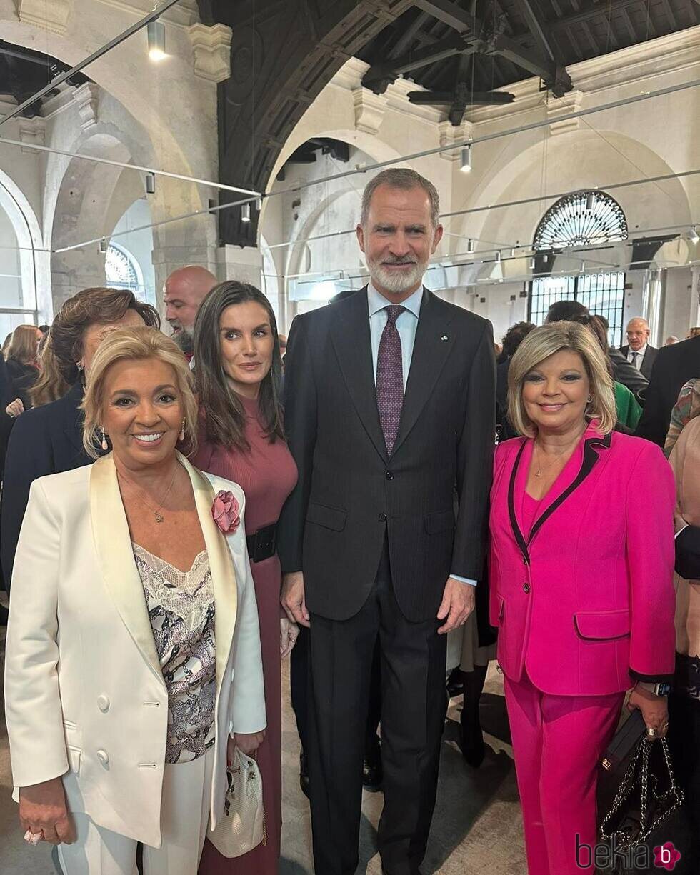 Carmen Borrego y Terelu Campos con los Reyes Felipe y Letizia