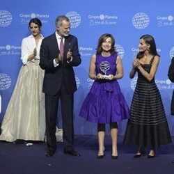 Los Reyes Felipe y Letizia, Esther Vaquero, Beatriz Serrano y José Crehueras aplauden a Paloma Sánchez-Garnica por su victoria en el Premio Planeta 2024