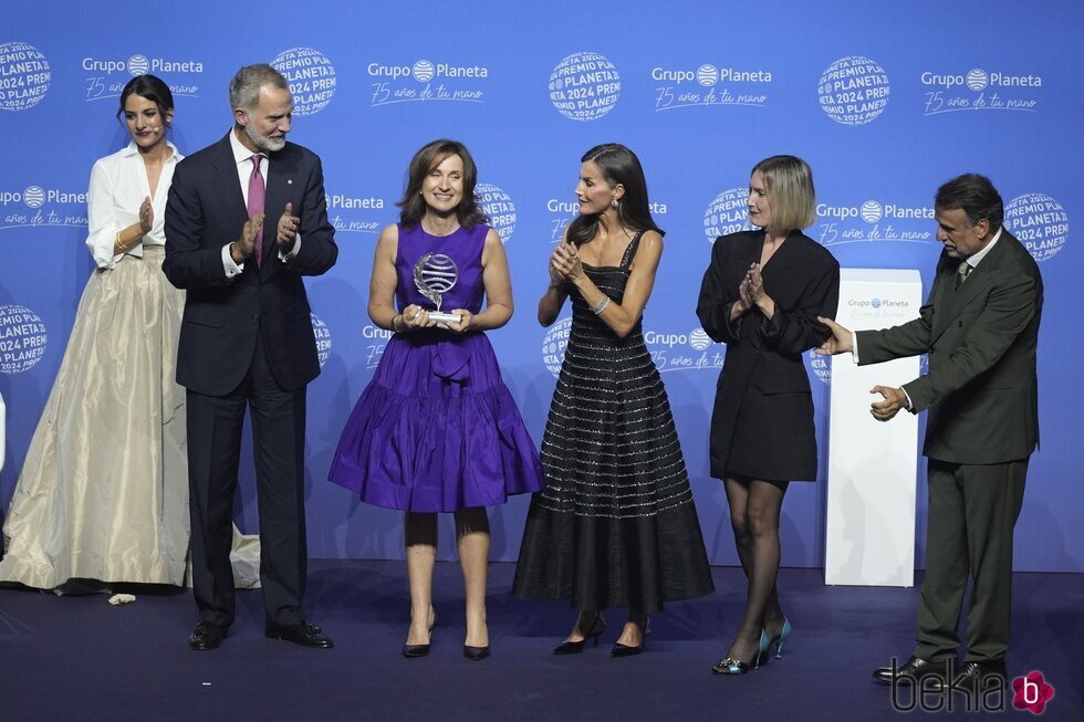 Los Reyes Felipe y Letizia, Esther Vaquero, Beatriz Serrano y José Crehueras aplauden a Paloma Sánchez-Garnica por su victoria en el Premio Planeta 2024