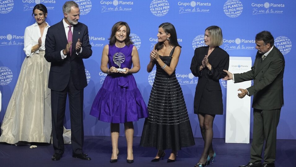 Los reyes Felipe y Letizia, Esther Vaquero, Beatriz Serrano y José Cream aplauden Paloma Sánchez-Garnica por su victoria en el Premio del Planeta 2024