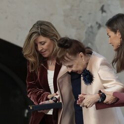 La Reina Letizia ayuda a Gemma Cuervo a bajar las escaleras en la entrega de Medallas a las Bellas Artes