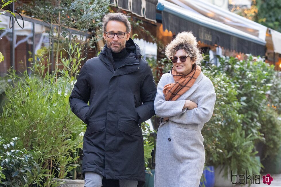 Álvaro Muñoz Escassi y Sheila Casas dando un paseo por Madrid