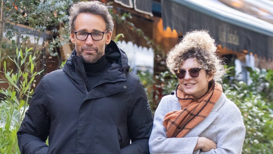 Álvaro Muñoz Escassi y Sheila Casas dando un paseo por Madrid