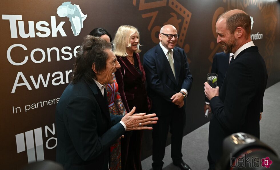 El Príncipe Guillermo bromeando con Ronnie Wood y Mark Knopfler en los Tusk Conservation Awards 2024