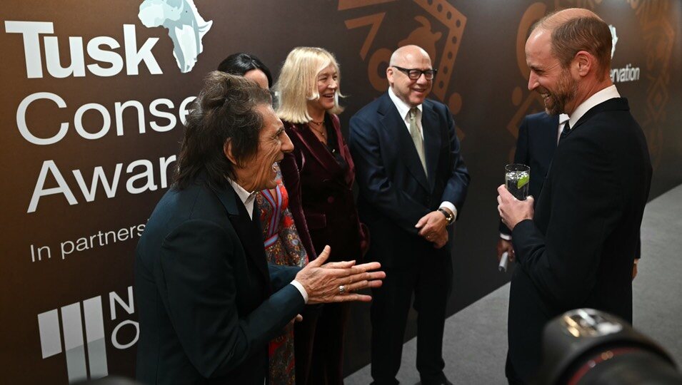 El príncipe William bromea con Ronnie Wood y Mark Knopfler en los Tusk Conservation Awards 2024