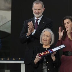 La madre de Itziar Castro recoge la Medalla de Oro a las Bellas Artes de 2023 de la mano de los Reyes de España