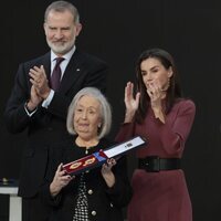 La madre de Itziar Castro recoge la Medalla de Oro a las Bellas Artes de 2023 de la mano de los Reyes de España