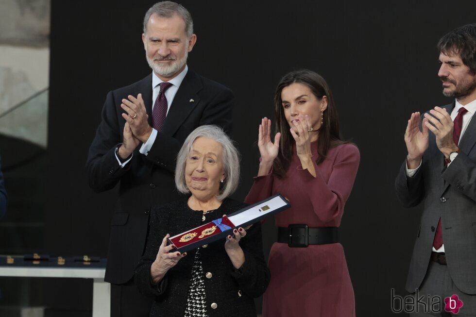 La madre de Itziar Castro recoge la Medalla de Oro a las Bellas Artes de 2023 de la mano de los Reyes de España