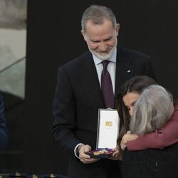 El tierno abrazo entre la madre de Itziar Castro y Do?a Letizia tras la entrega de la Medalla de Oro a las Bellas Artes 2023