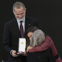 El tierno abrazo entre la madre de Itziar Castro y Doña Letizia tras la entrega de la Medalla de Oro a las Bellas Artes 2023