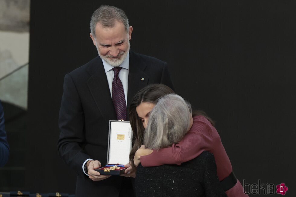 El tierno abrazo entre la madre de Itziar Castro y Doña Letizia tras la entrega de la Medalla de Oro a las Bellas Artes 2023