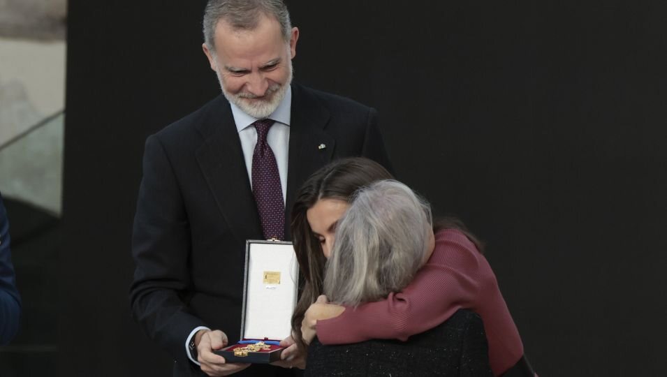 El tierno abrazo entre la madre de Itziar Castro y Do?a Letizia tras la entrega de la Medalla de Oro a las Bellas Artes 2023