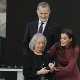 El emotivo gesto de complicidad entre la madre de Itziar Castro y Do?a Letizia en la ceremonia de la Medalla de Oro a las Bellas Artes de 2023